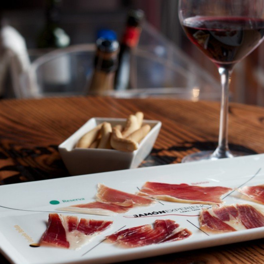 Maridaje de Jamón Ibérico con Vinos Tintos: La Guía Definitiva para Potenciar Sabores