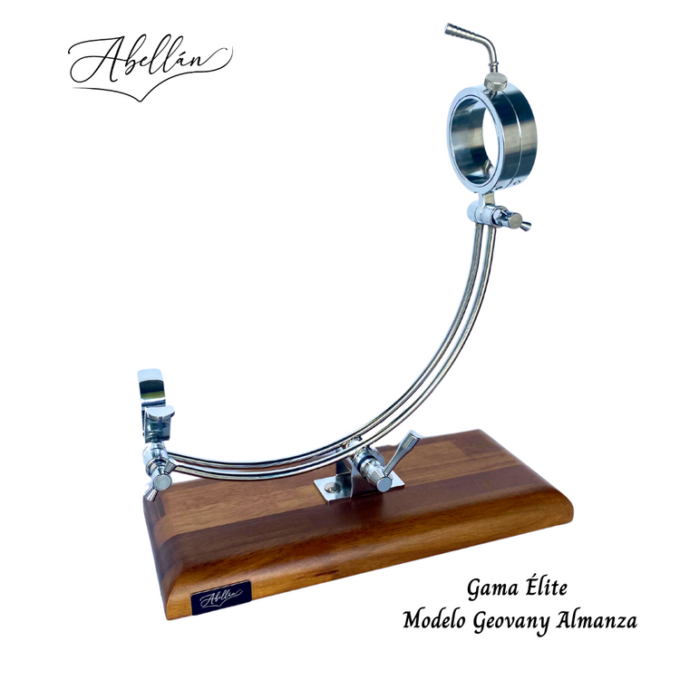 Jamonero profesional Geovany Almanza con base de madera y estructura en acero cromado. Incluye cabezal giratorio, basculante y soporte en V móvil. Ideal para cortadores expertos.