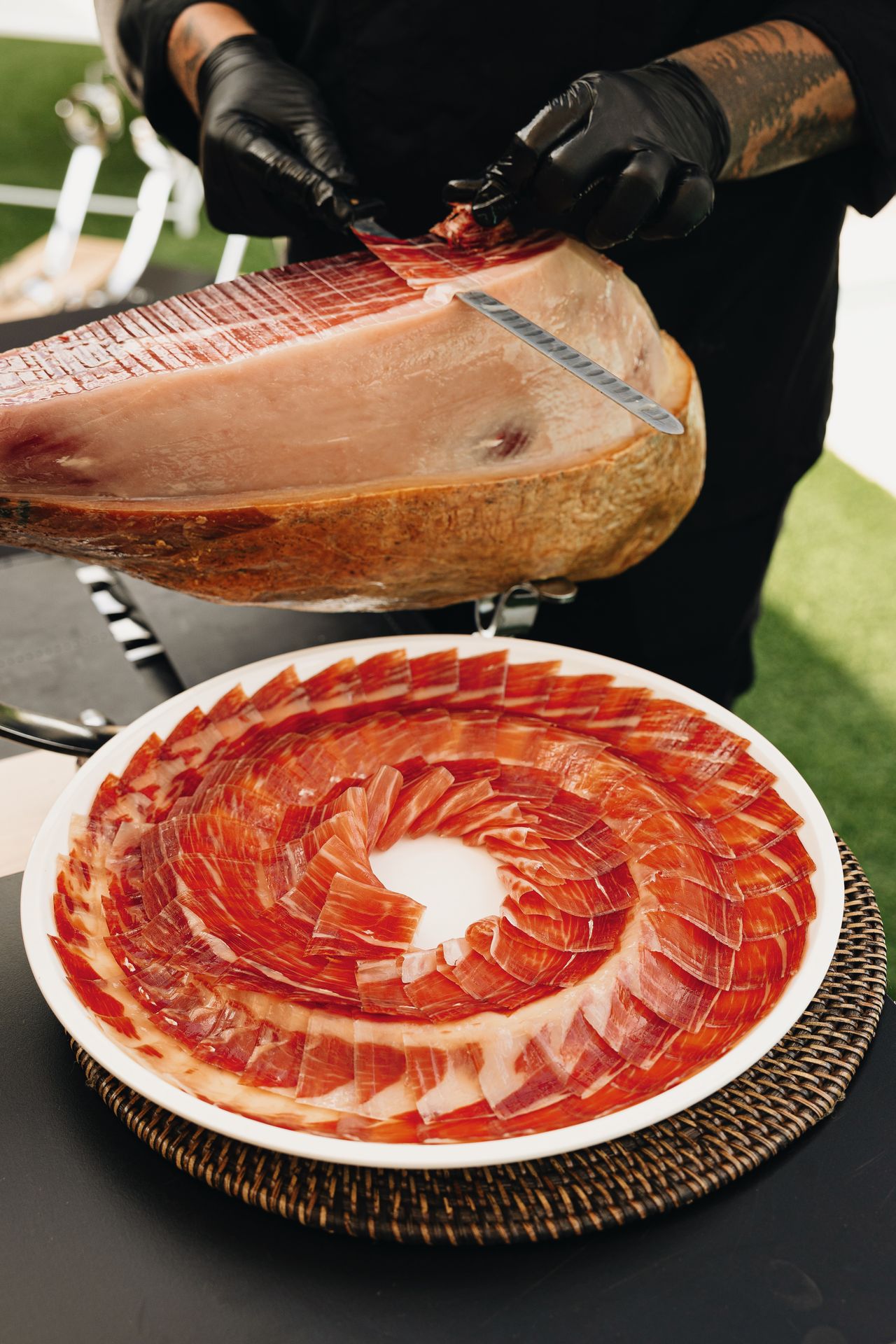 cortador de jamon profesional utilizando soporte de jamonero abellan patentado con sistema basculante y giratorio